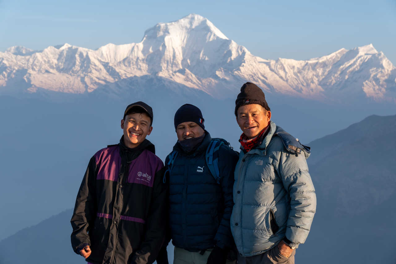 Randonneurs et le guide devant Dhaulagiri au Népal