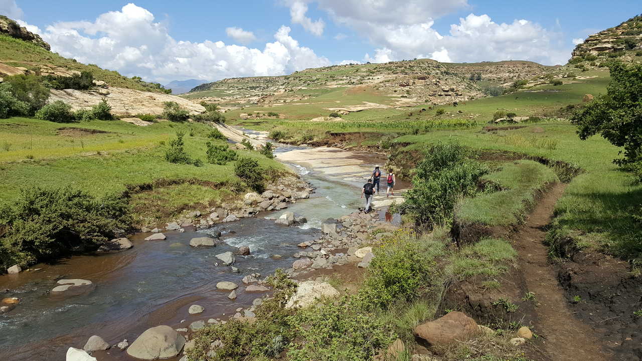 Randonneurs le long de la rivière dans le Lesotho
