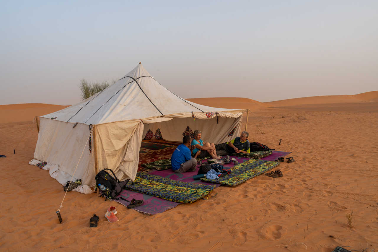 randonneurs le soir dans le Sahara en Mauritanie