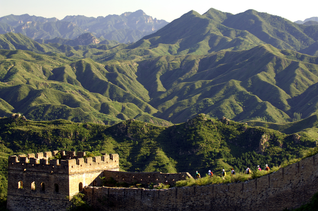 randonneurs marchant sur la grande Muraille en Chine