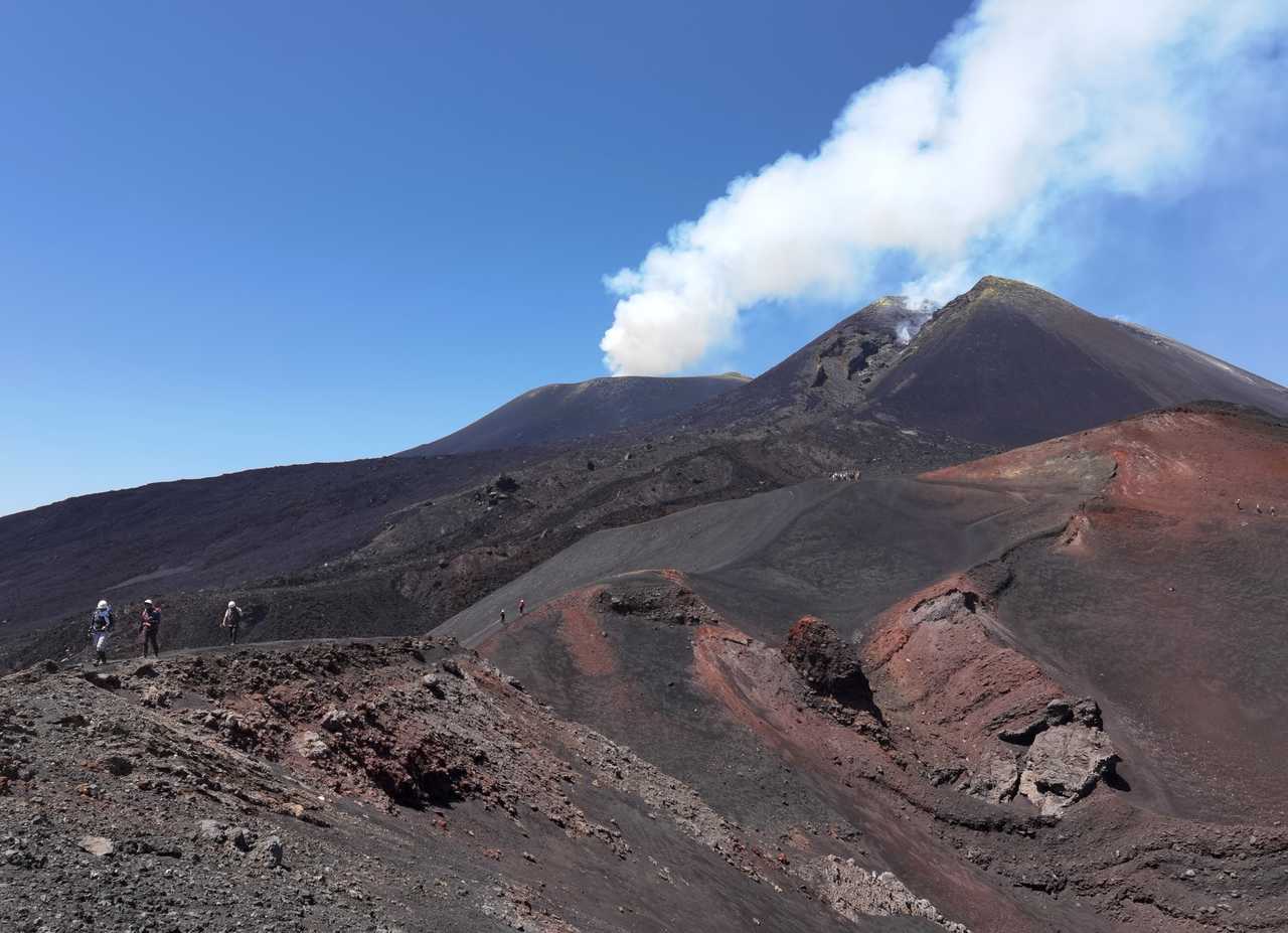 Randonneurs marchant sur l'Etna