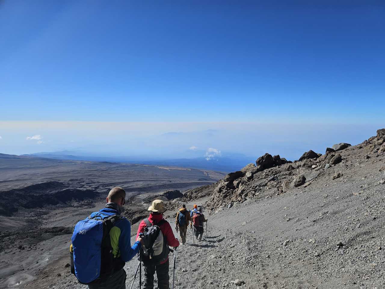 Randonneurs pendant la descente après l'ascension du Kilimandjaro en Tanzanie