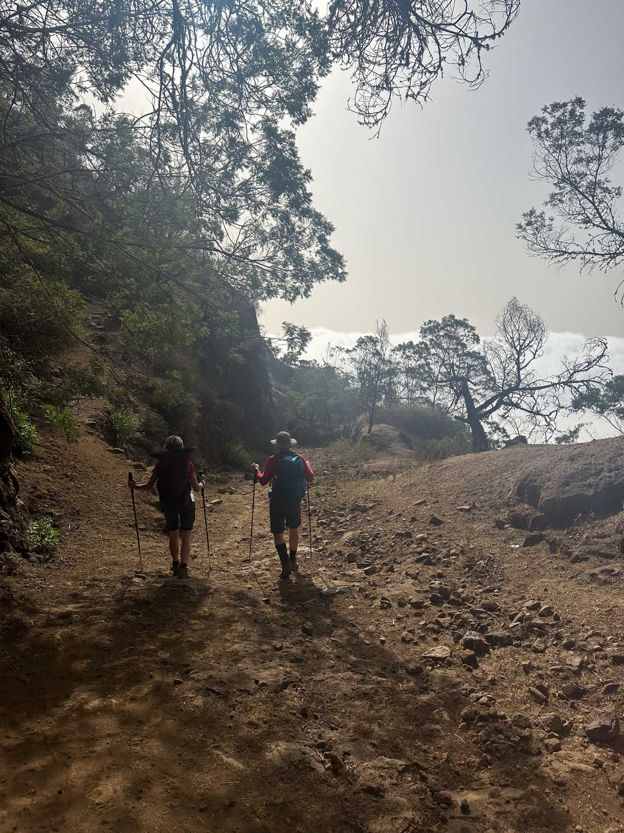 Randonneurs pendant la descente du Pico Da Cruz au Cap Vert