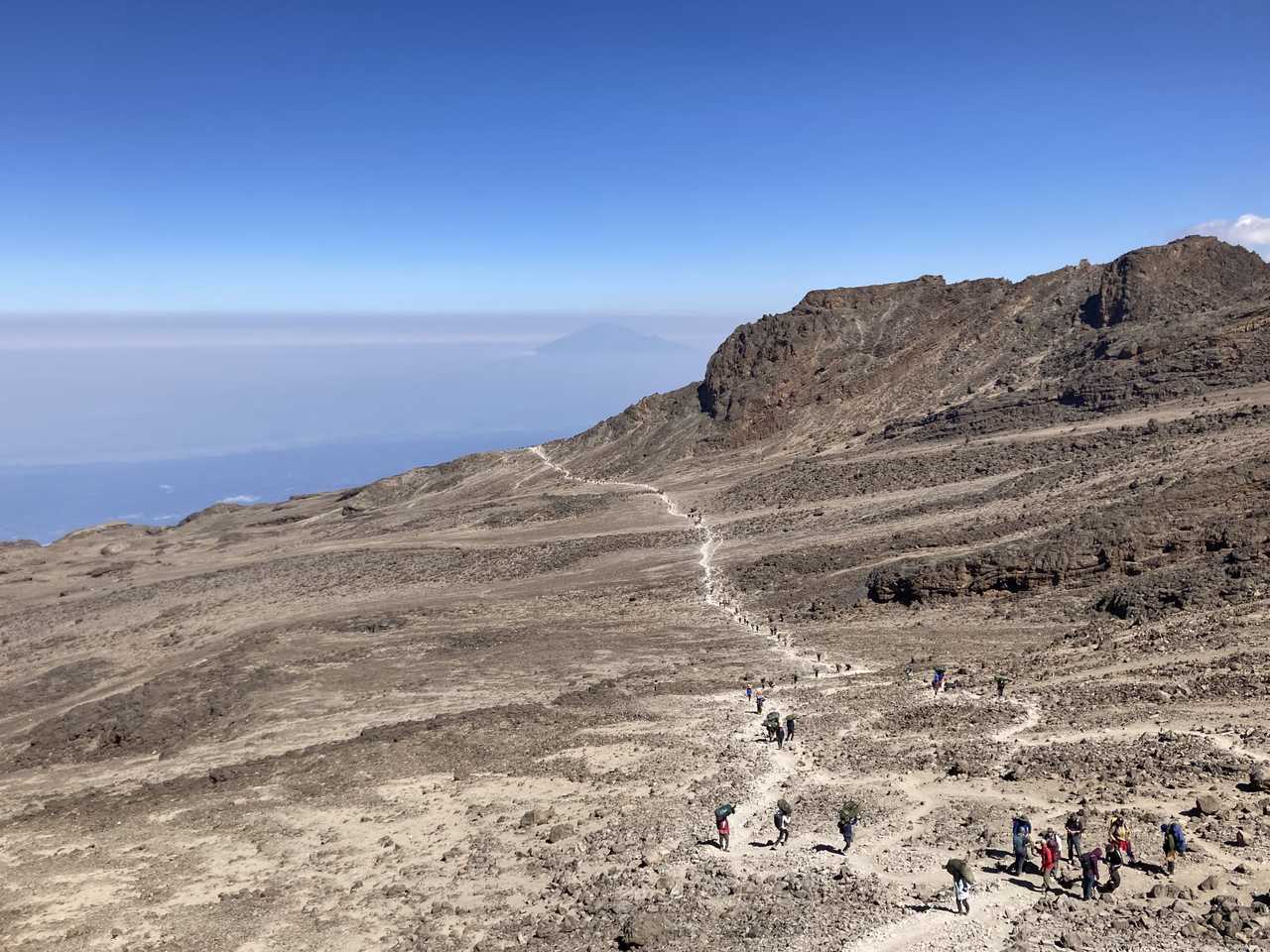 randonneurs pendant l'ascension du Kilimandjaro en Tanzanie
