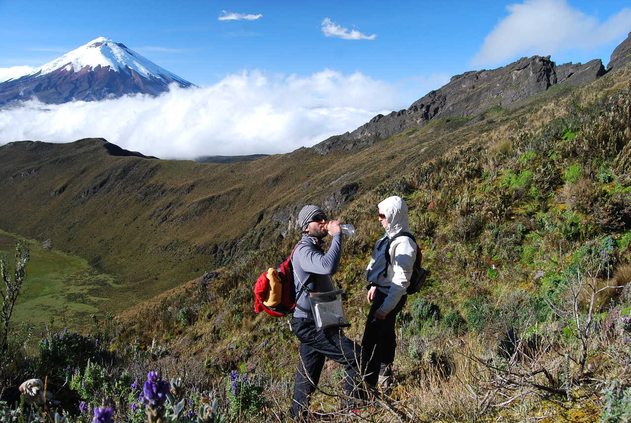 Randonneurs prenant une pause avec une vue sur le Cotopaxi, Equateur