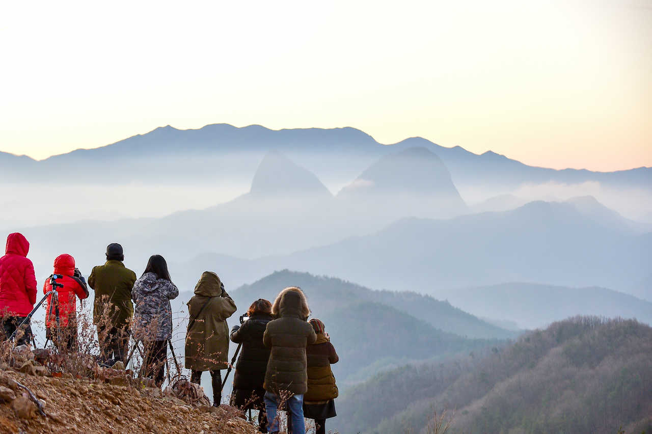 randonneurs qui prennent en photos le mont Maisan à Jinan-gun, Jeollabuk-do, Corée du Sud