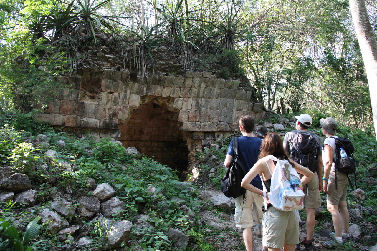 randonneurs qui regardent des ruines au Mexique