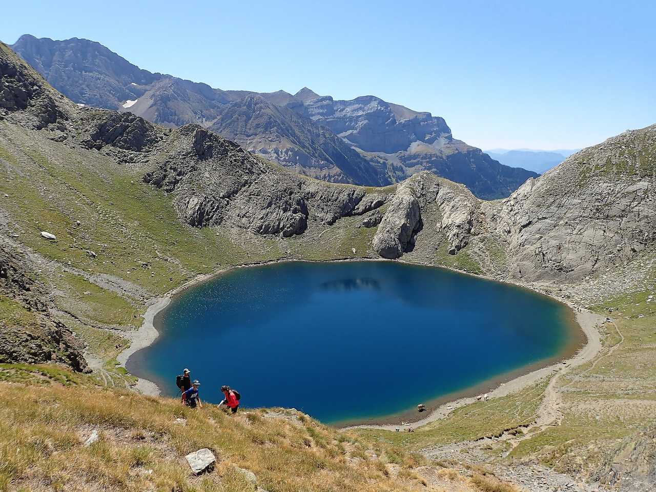 Randonneurs remontant du Lac de Bernatoire, Pyrénées