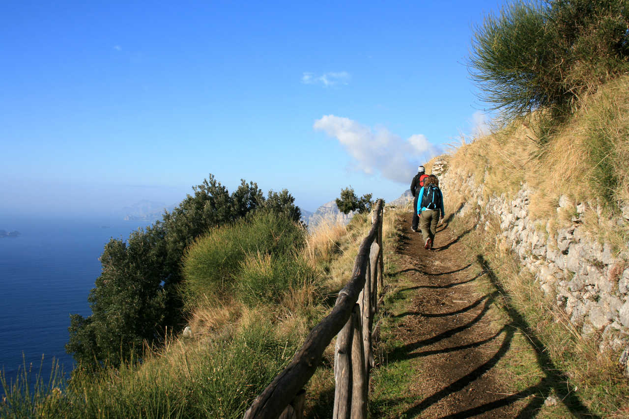 Randonneurs sur la côte amalfitaine