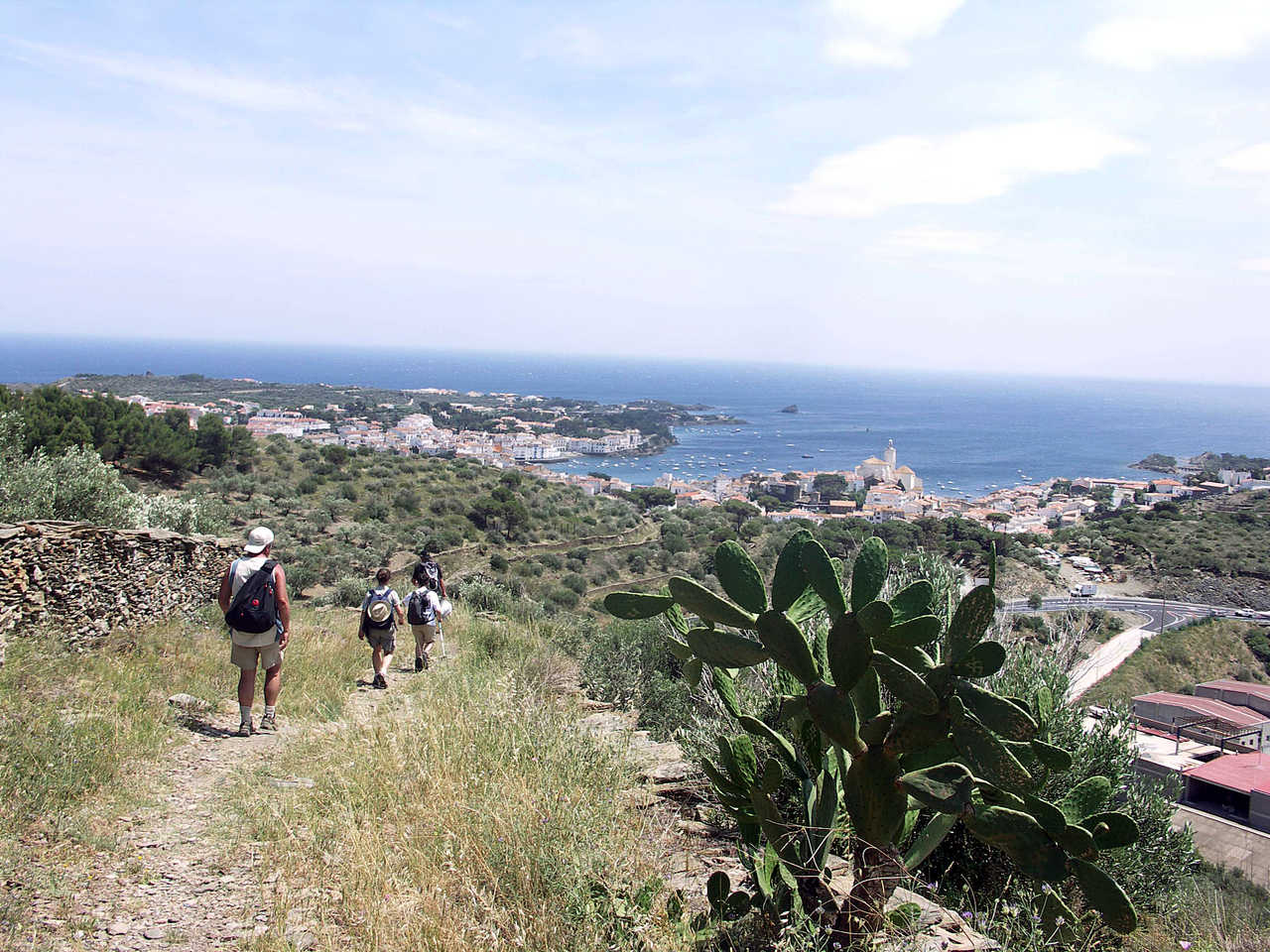 Randonneurs sur le chemin entre Collioure et Cadaques avec vue mer, Pyrénées