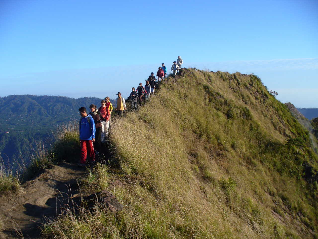 Randonneurs sur le sentier du Mont Batur
