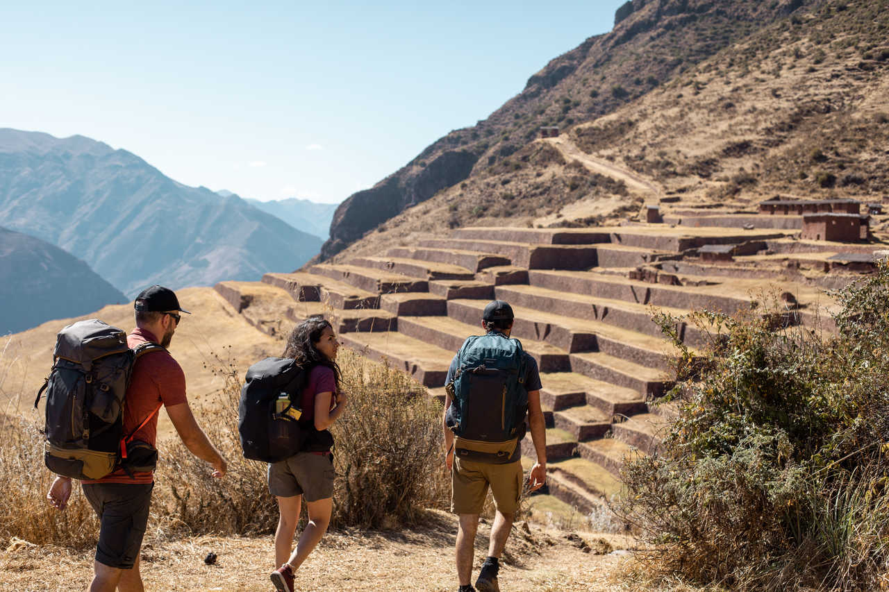 Randonneurs sur les chemins incas