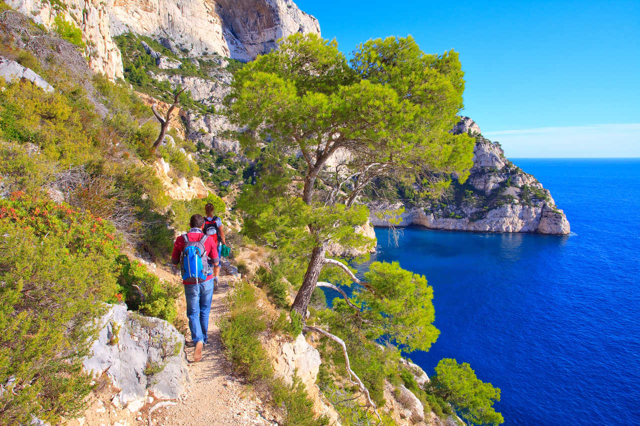 Randonneurs sur un sentier dans les calanques de Cassis