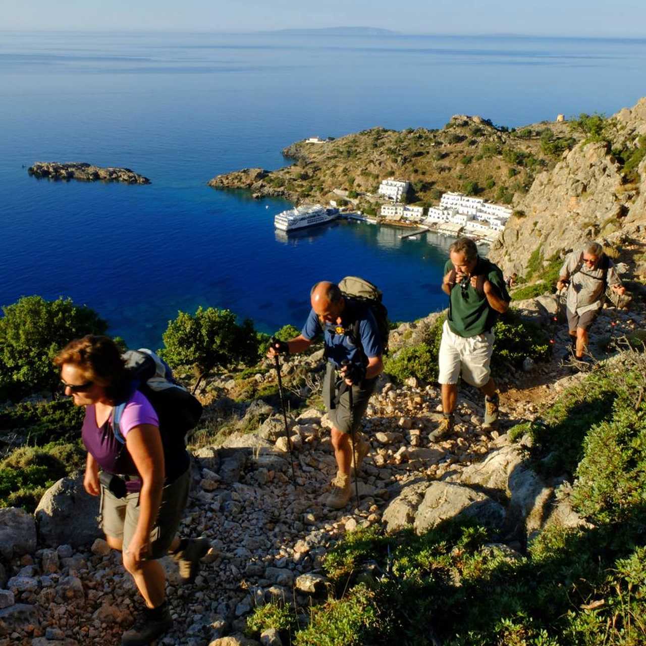 Randonneurs sur un sentier surplombant la mer en Crète