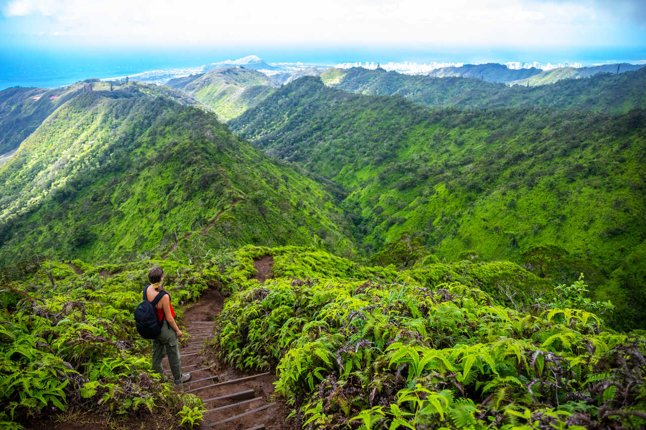 Randonneuse admirant le paysage à Hawaï