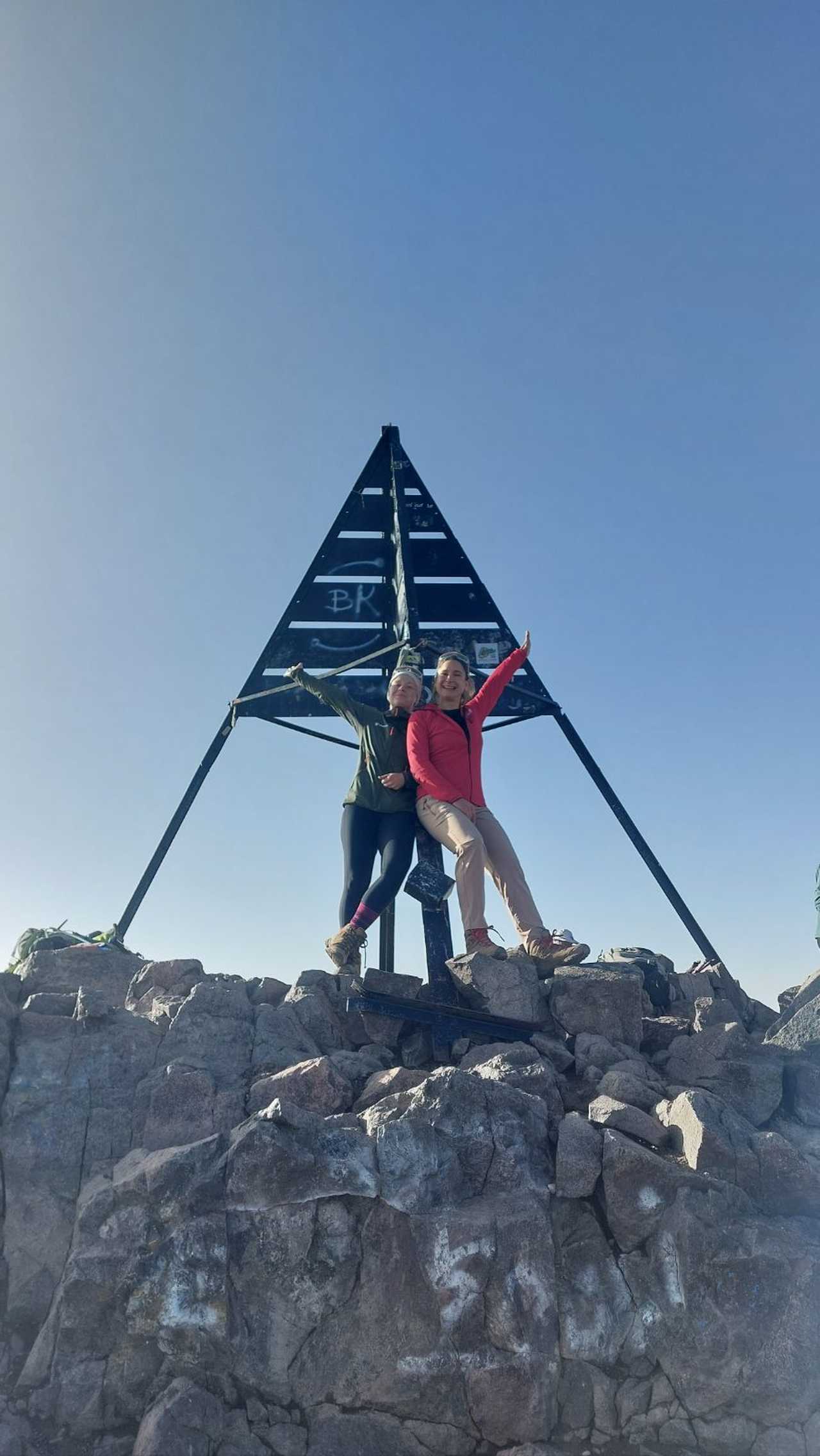 Randonneuse au sommet du Toubkal, au Maroc
