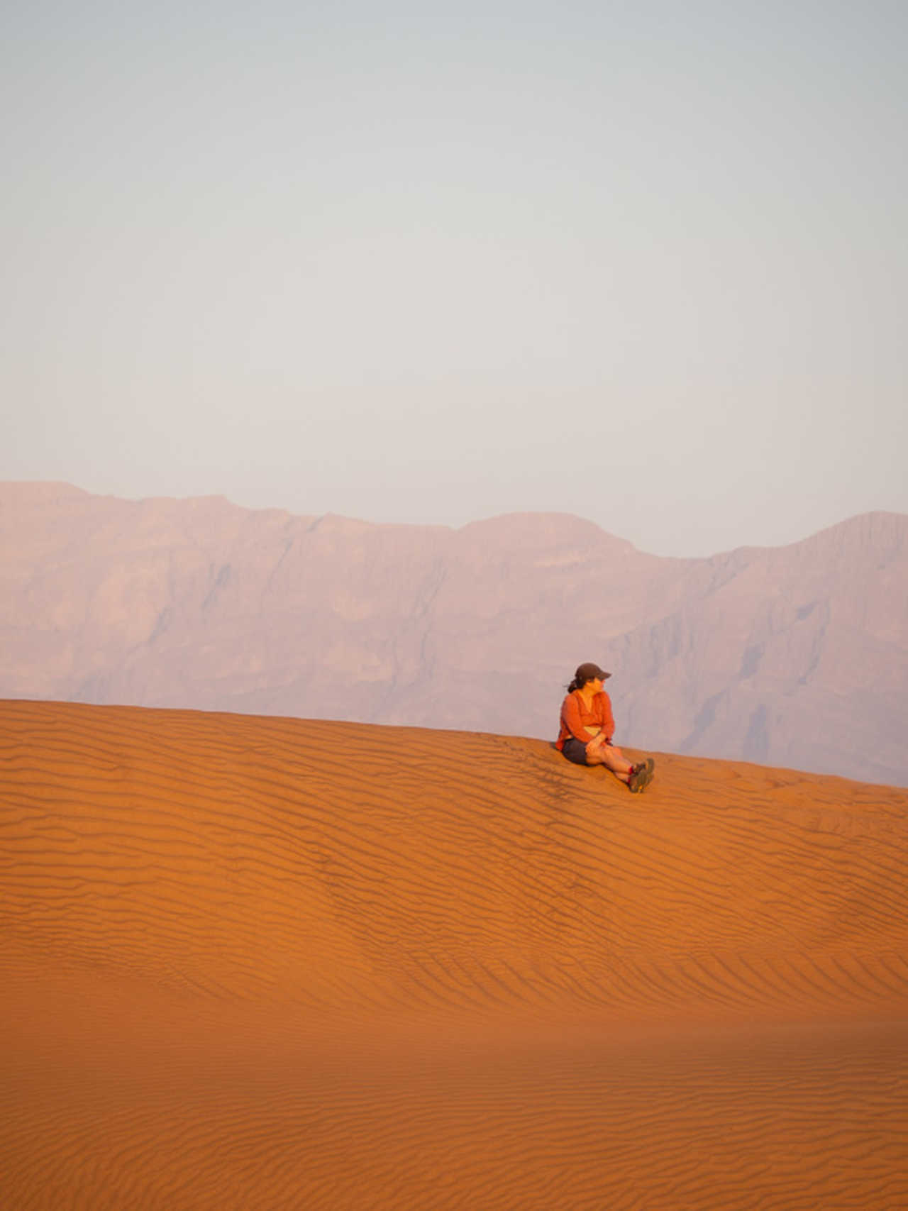 Randonneuse dans le desert des Wahibas à Oman