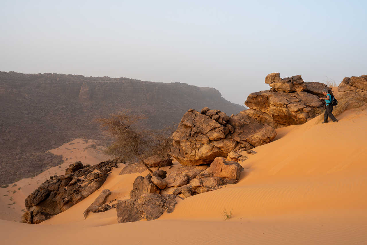 randonneuse dans le Sahara en Mauritanie