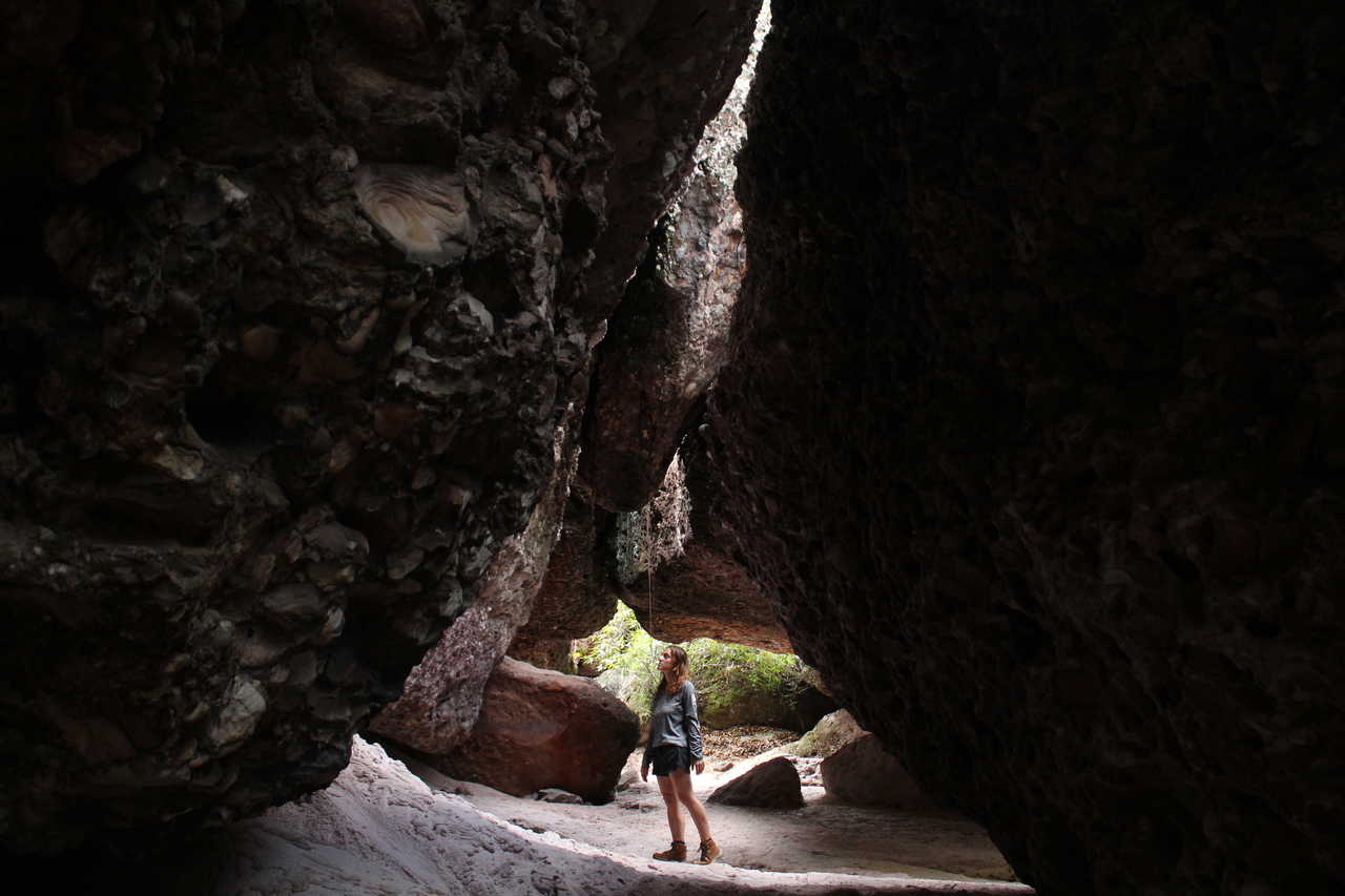 randonneuse dans les grottes de las Arenas de Colores au Brésil