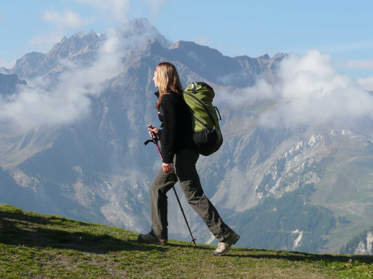 randonneuse qui fait la traversée Chamonix Zermatt par les sentiers dans les Alpes en France