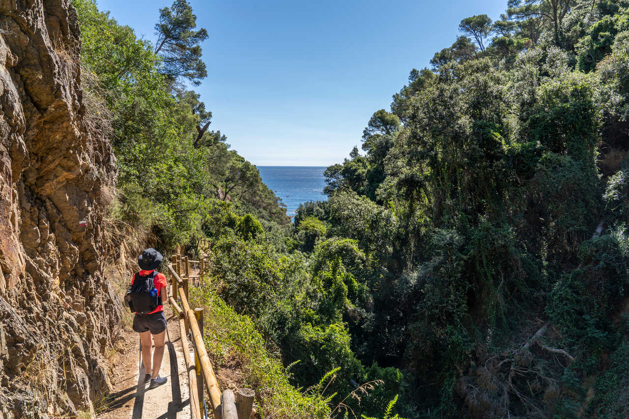Randonneuse sur les sentiers de Catalogne