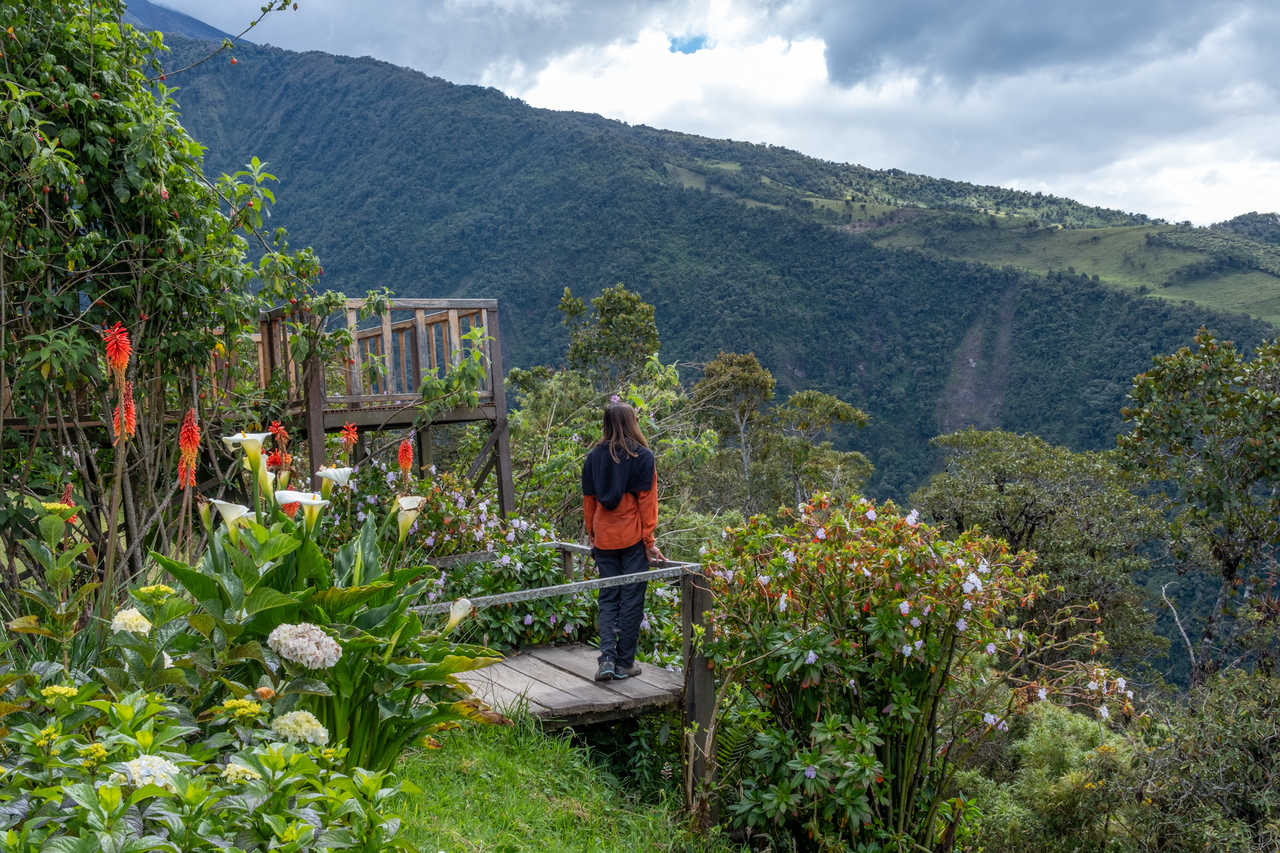 Randonneuse sur ponton à Banos en Équateur