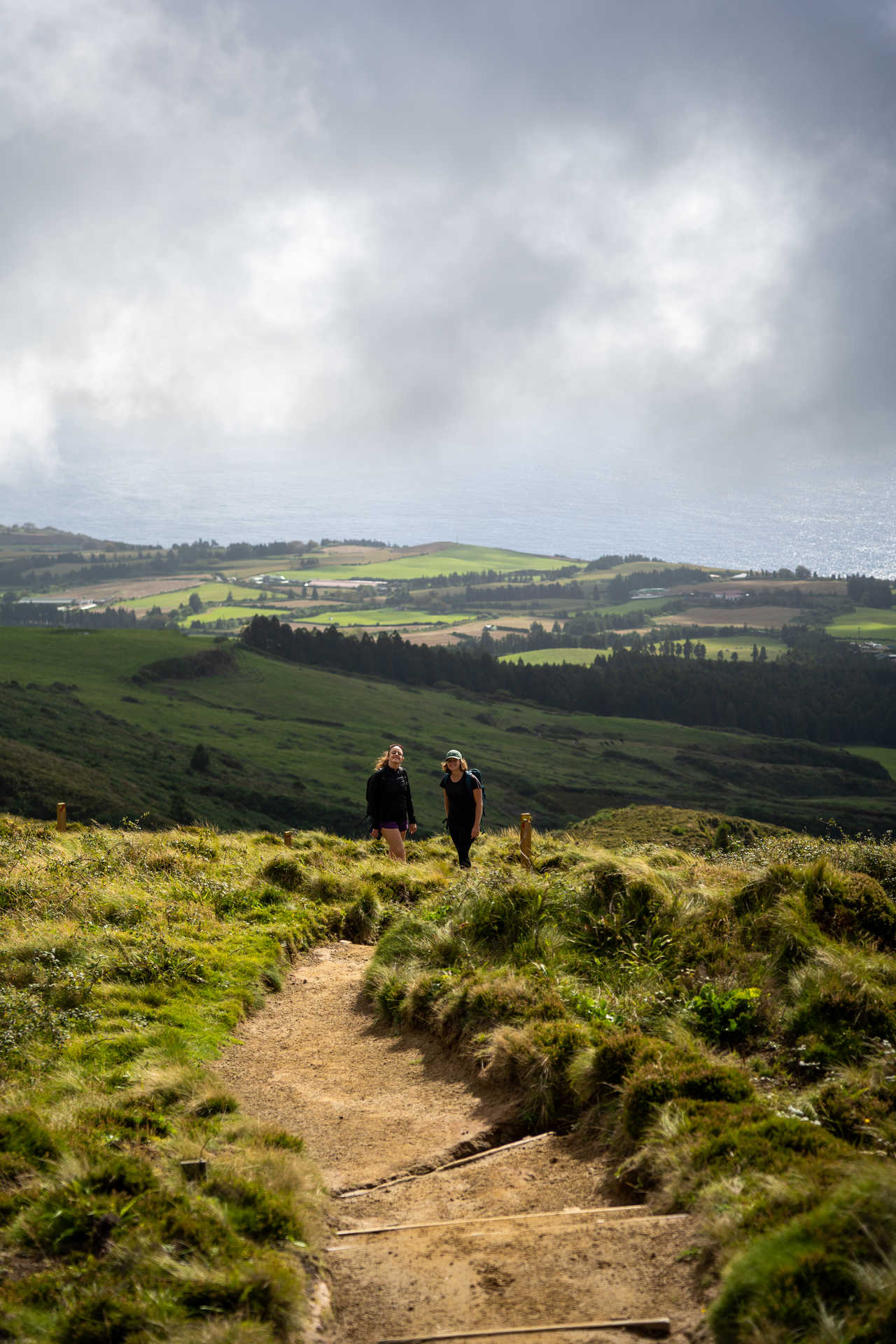 Randonneuses dans la région de Serra Devassa sur l'île de Sao Miguel aux Açores
