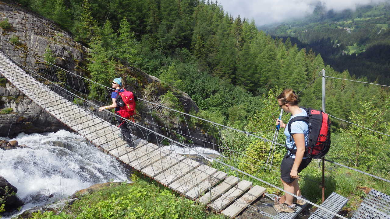 Randonneuses sur un pont suspendu, tour du mont Blanc, Alpes
