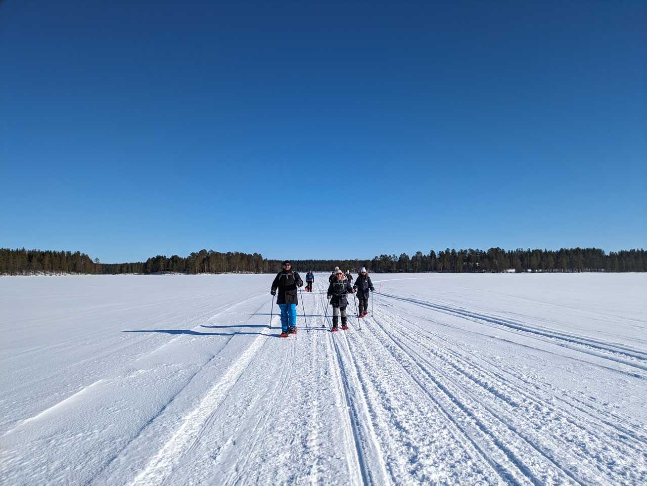 Raquettes sur lac gelé à Hossa