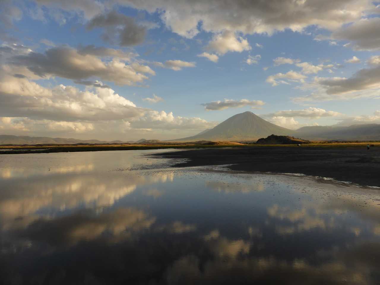Reflet du volcan Lengai sur le lac Natron en Tanzanie