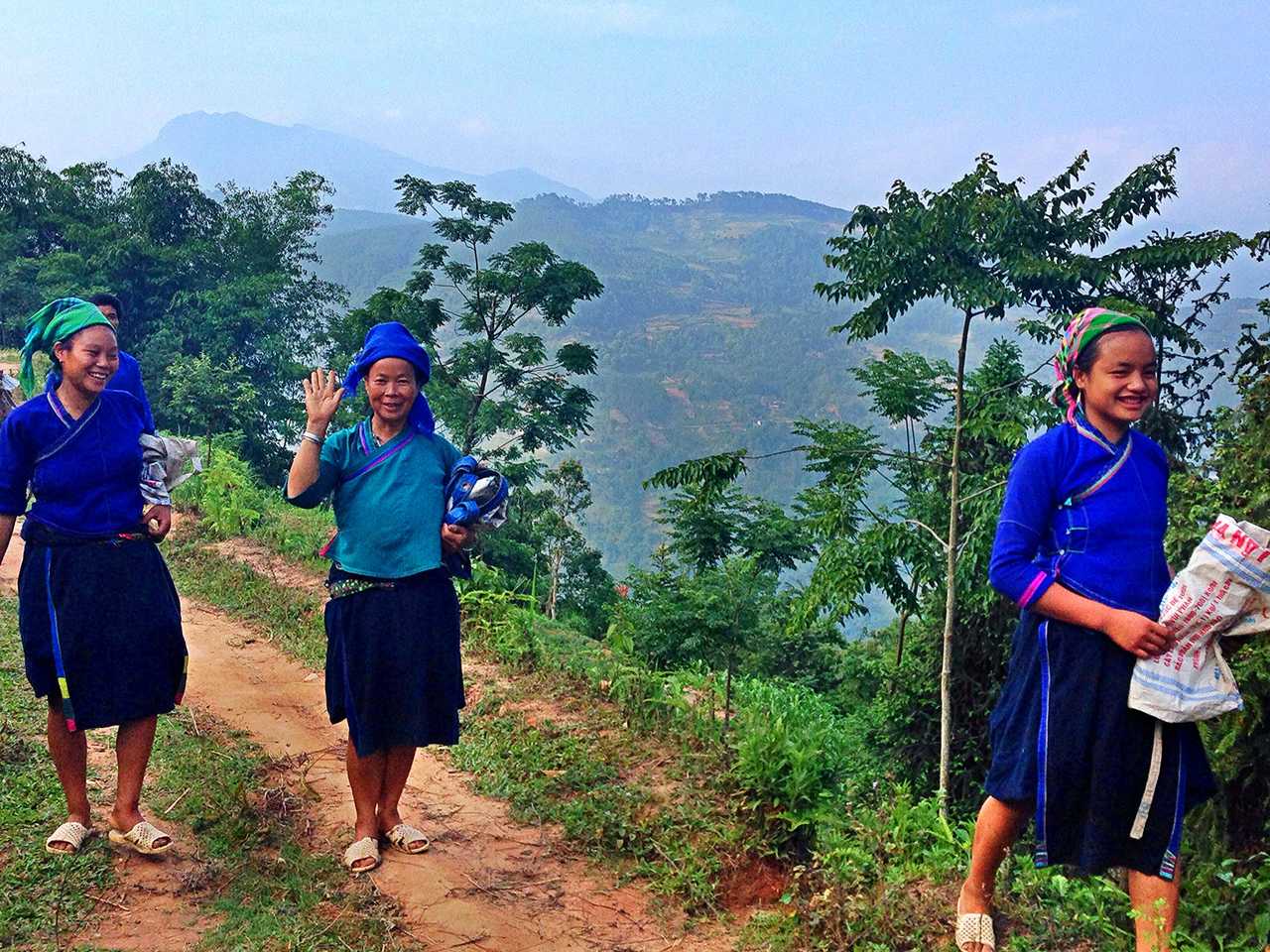 Rencontre avec des femmes sur un chemin au nord Vietnam