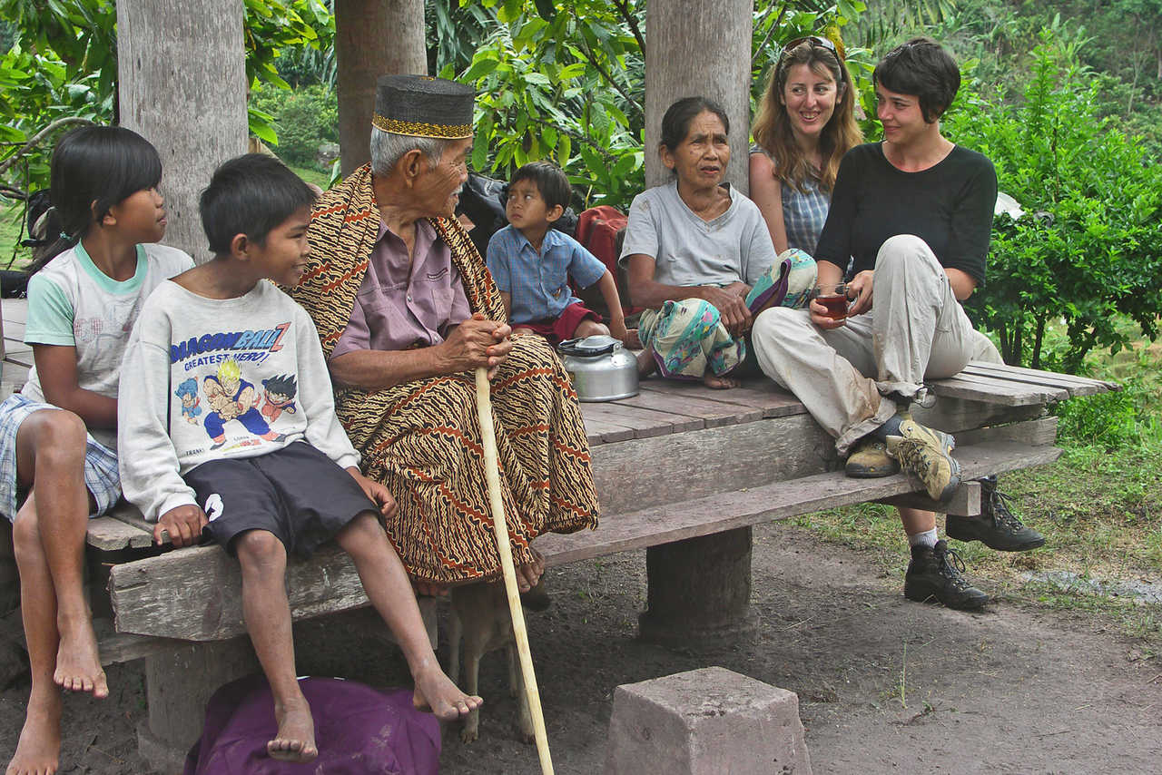 Rencontre avec la population locale en Indonésie