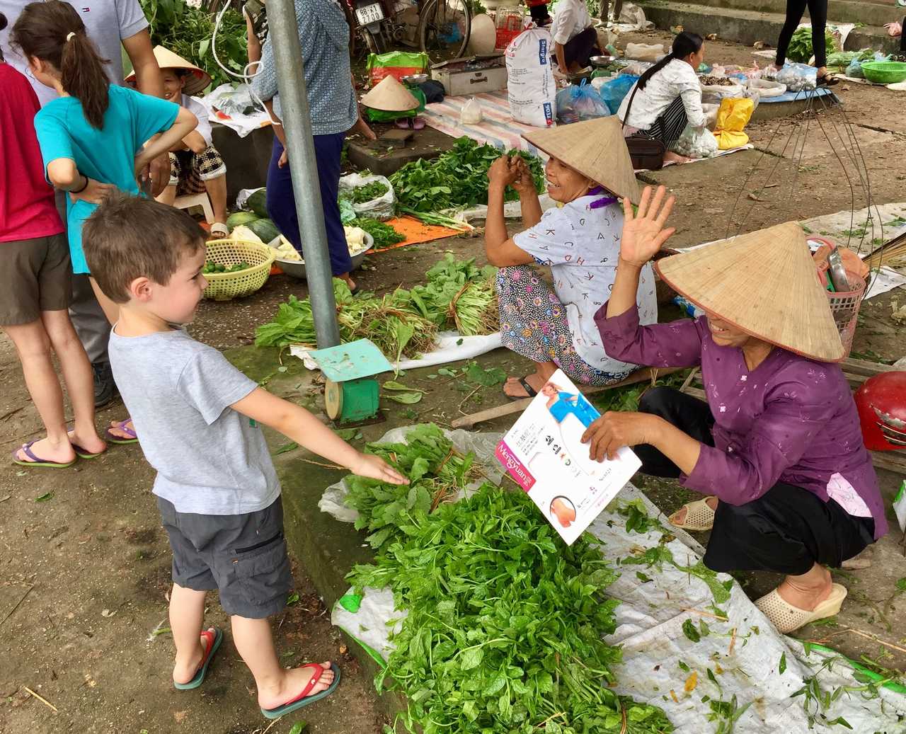 Rencontre avec les locaux sur un marché au Vietnam