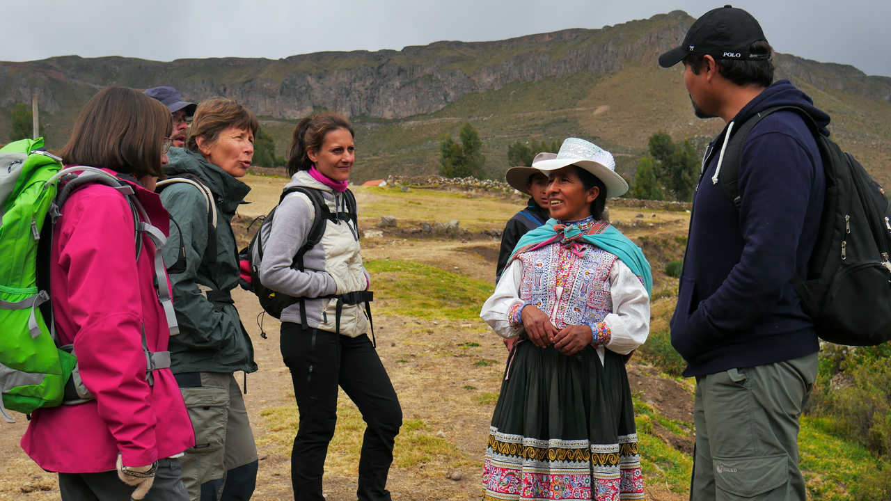 Rencontre entre une péruvienne et voyageurs