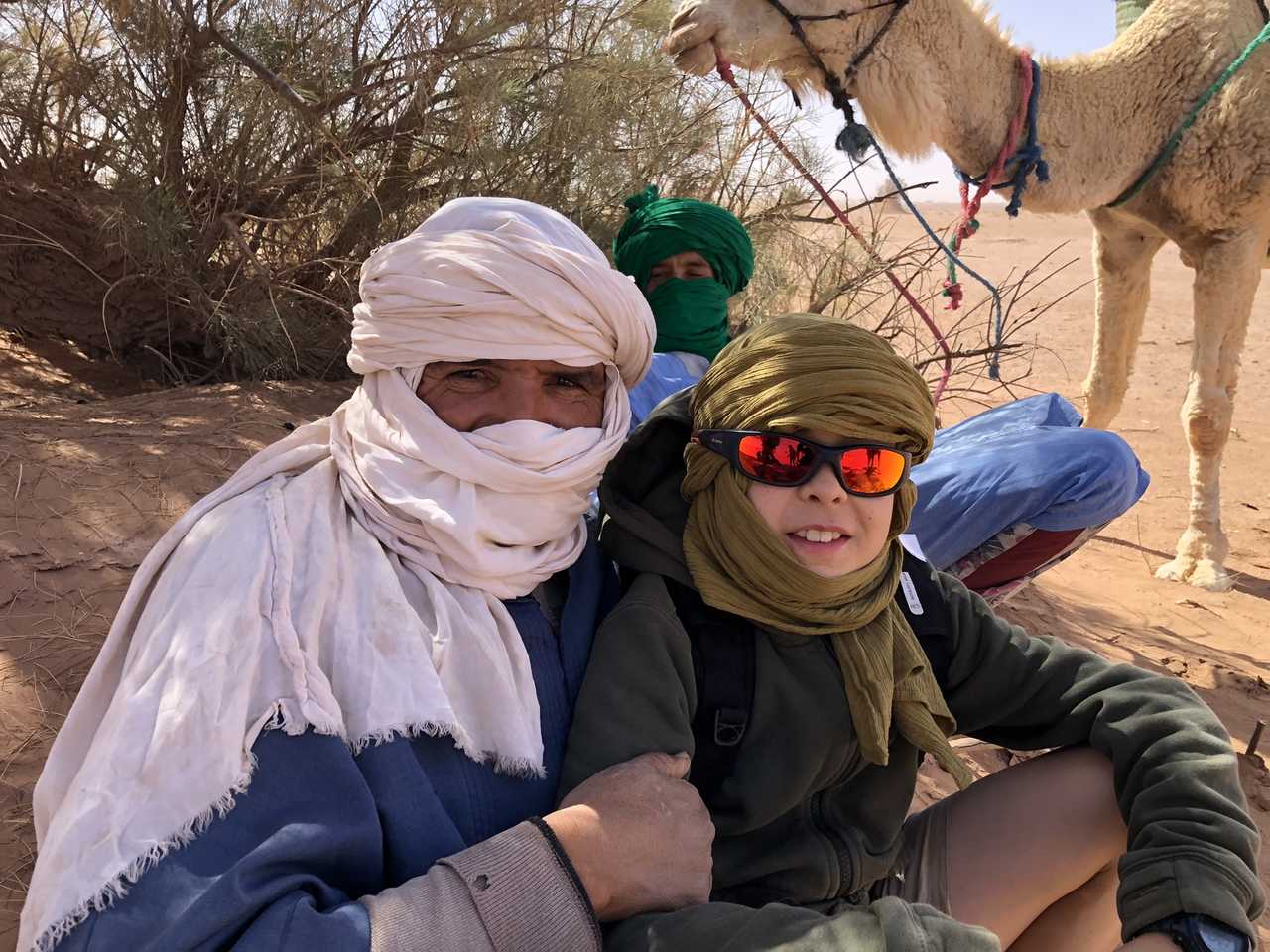 Rencontre dans le désert avec nos chameliers, Maroc