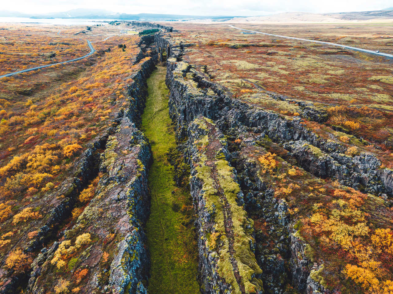 rencontre de deux plaques tectoniques  dans la vallée du Parlement à Thingvellir, Islande