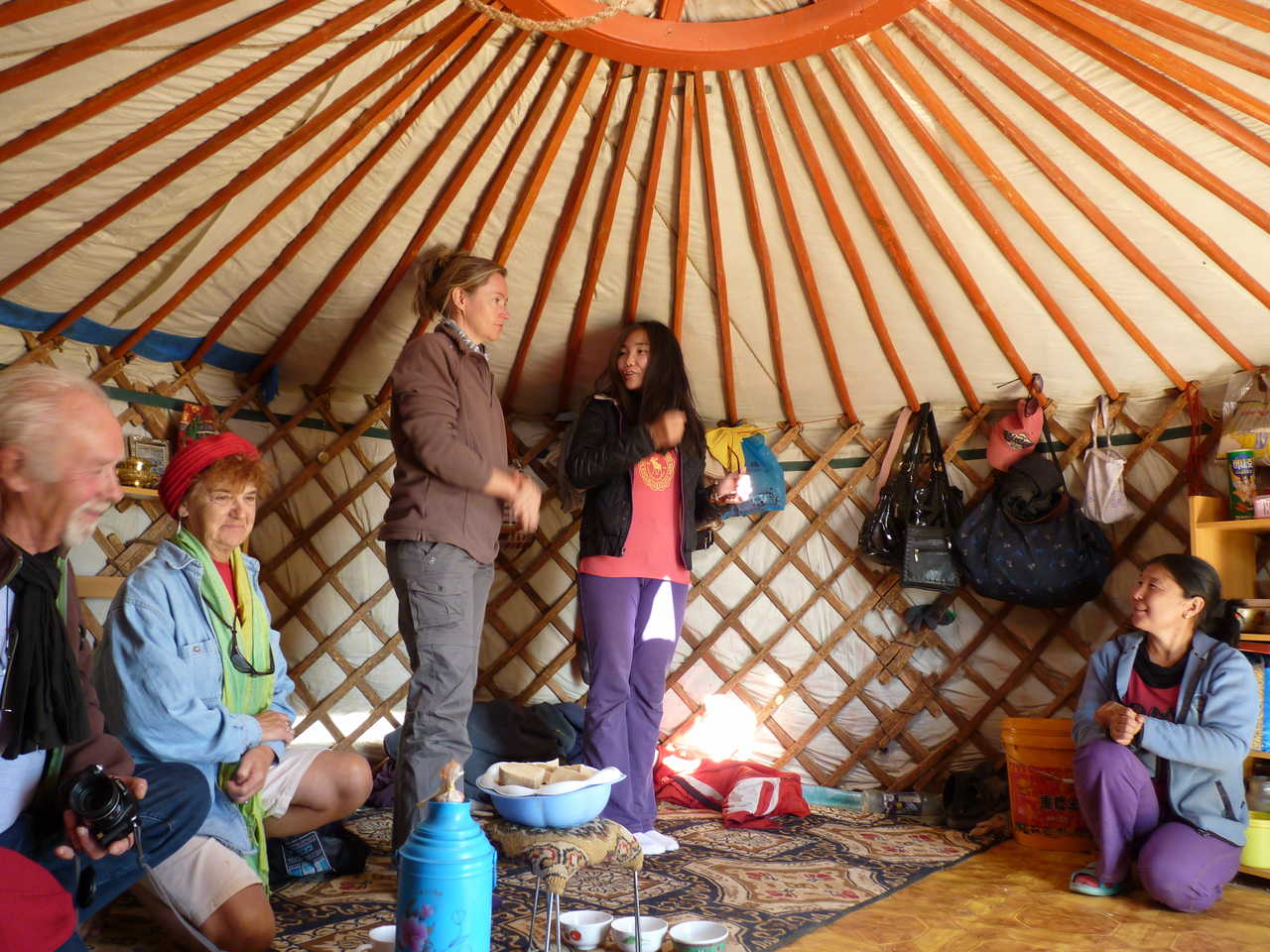 rencontre entre les randonneurs et la population locale en Mongolie