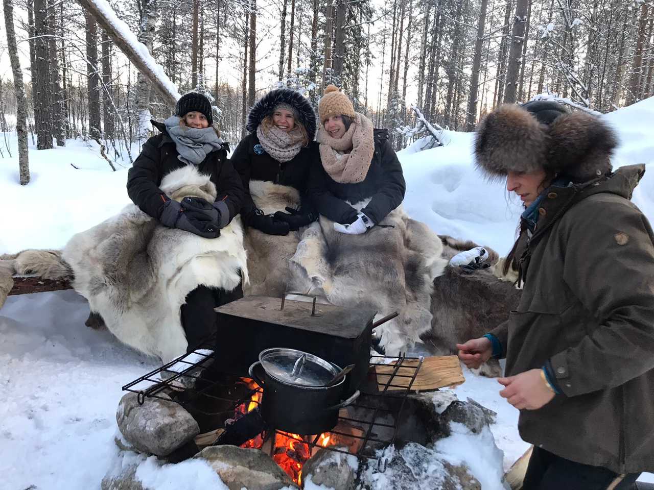 Repas au coin du feu en Laponie