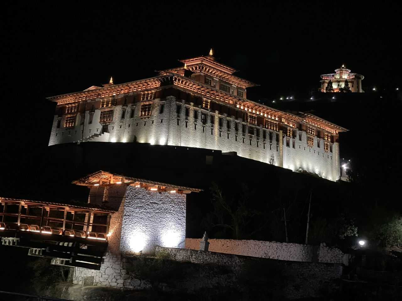 Rinpung Dzong illuminé de nuit, Monastère au Bhoutan