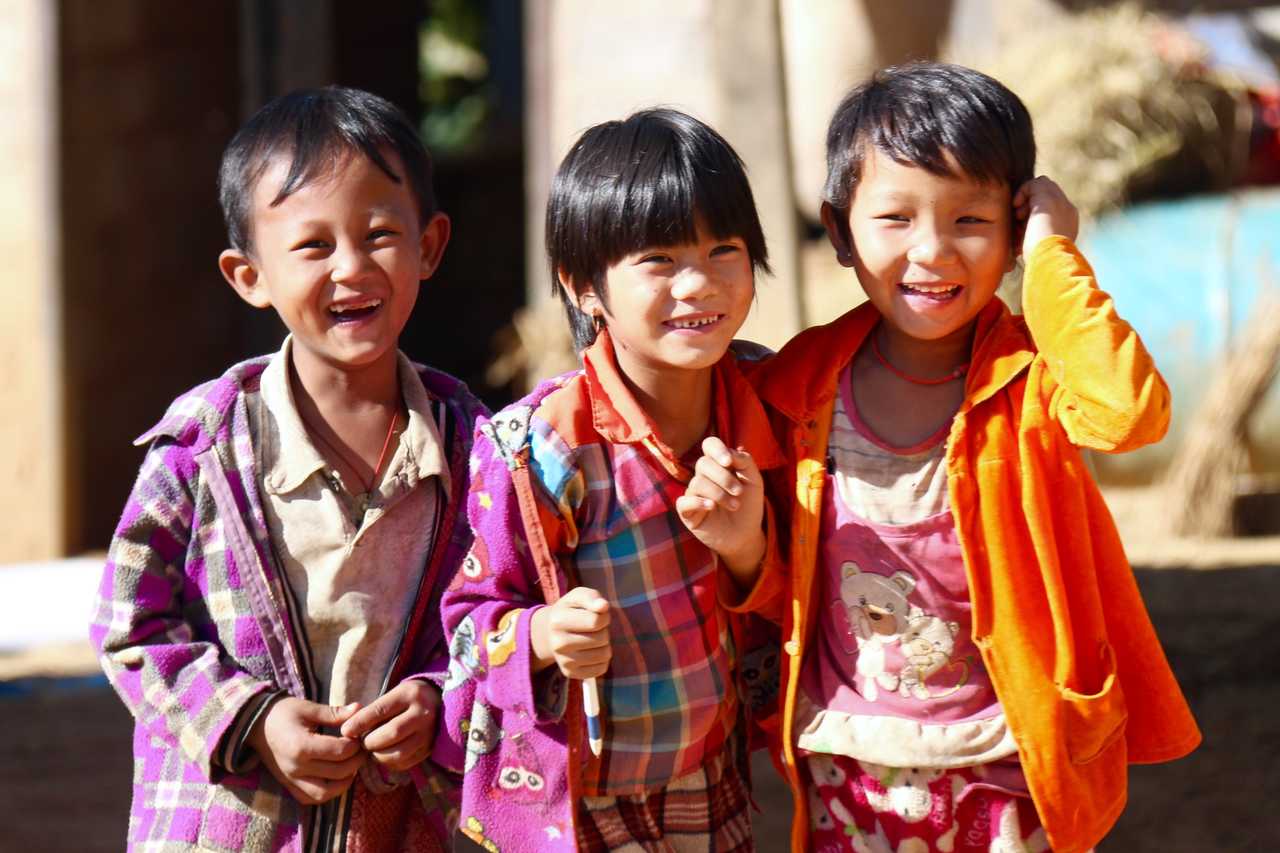 Enfants birmans qui rient