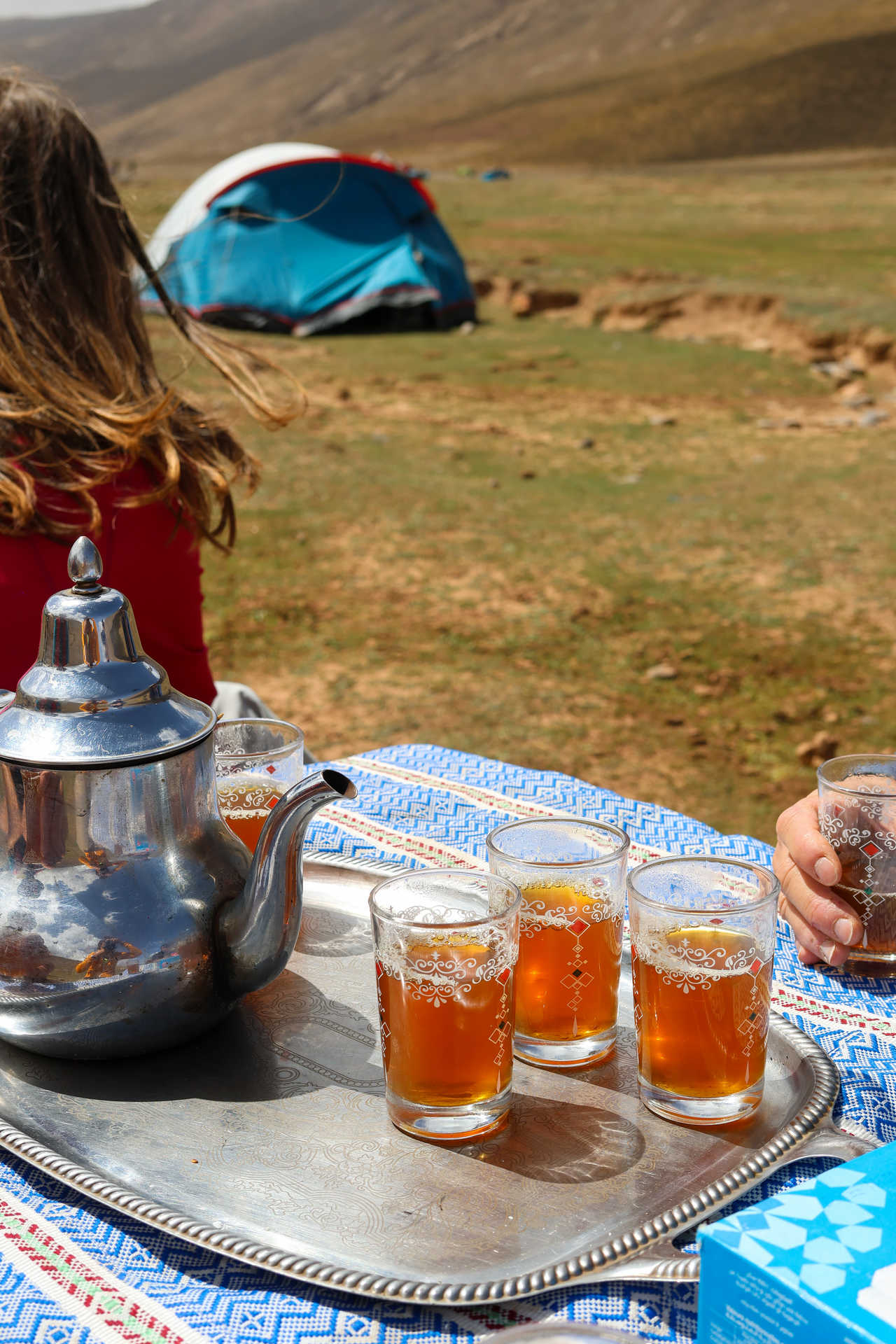 Rituel des trois thés pendant un bivouac dans l'Atlas marocain, Maroc