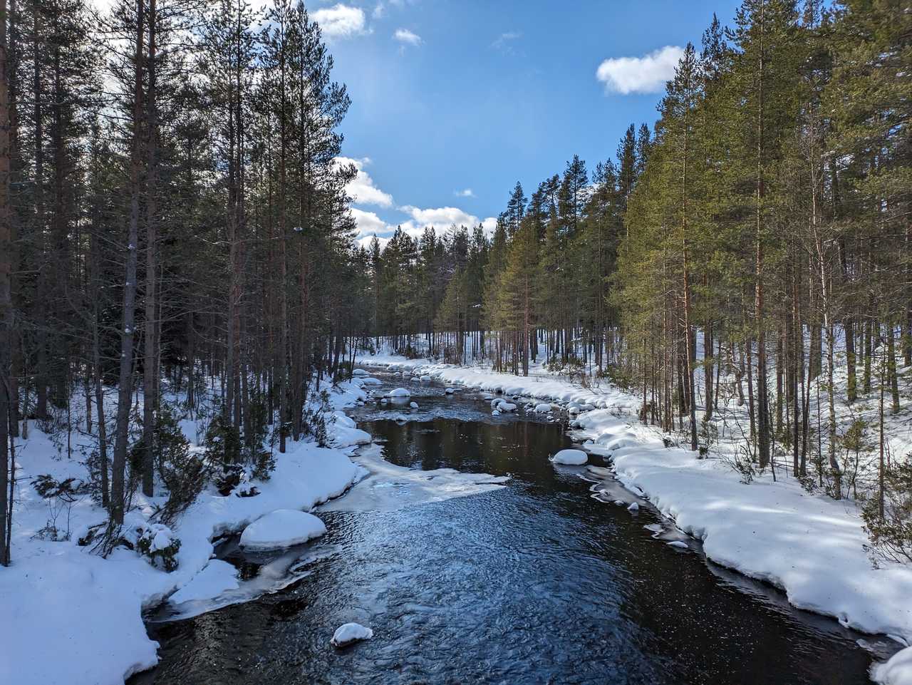 Rivière en Finlande à Hossa