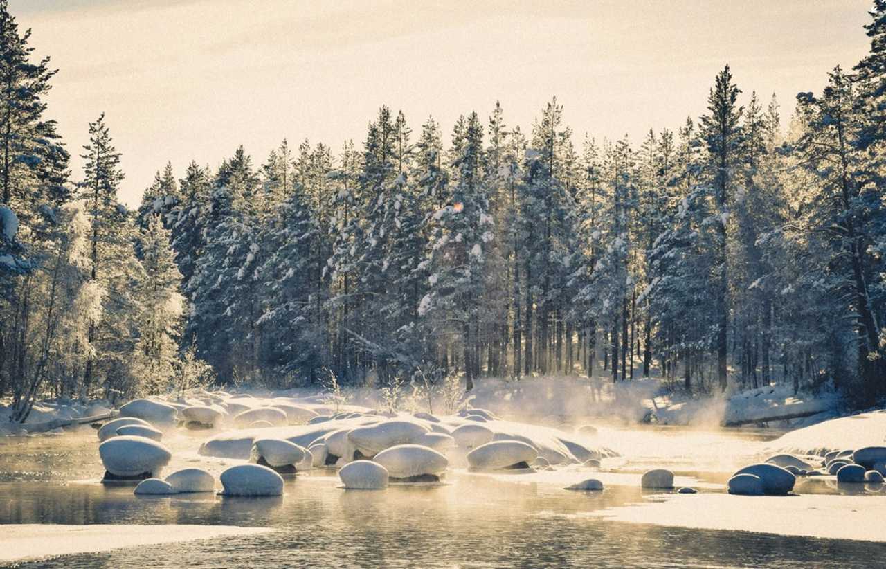 Rivière en hiver en Laponie Suédoise