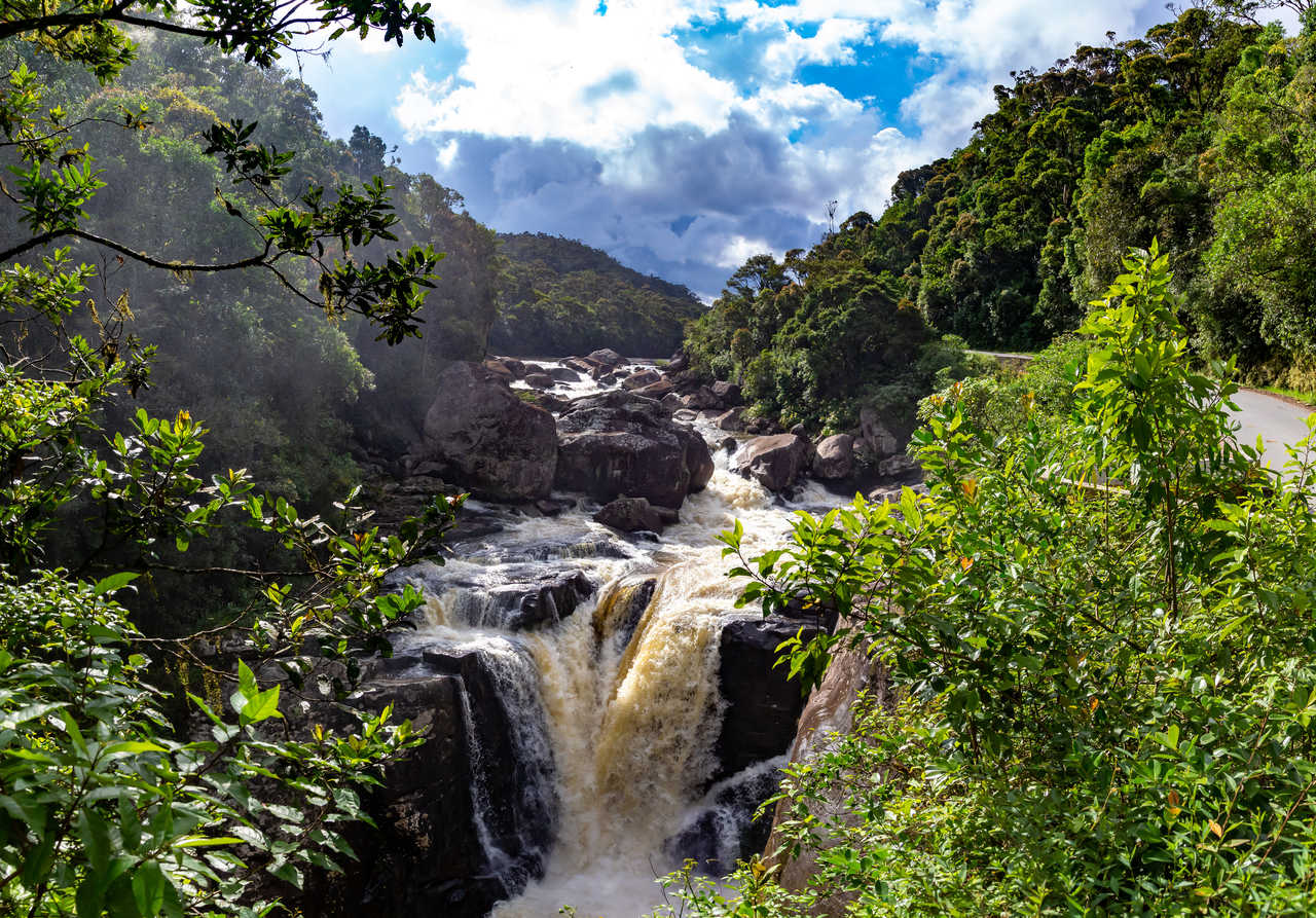 Rivière et cascade dans la forêt de Madagascar