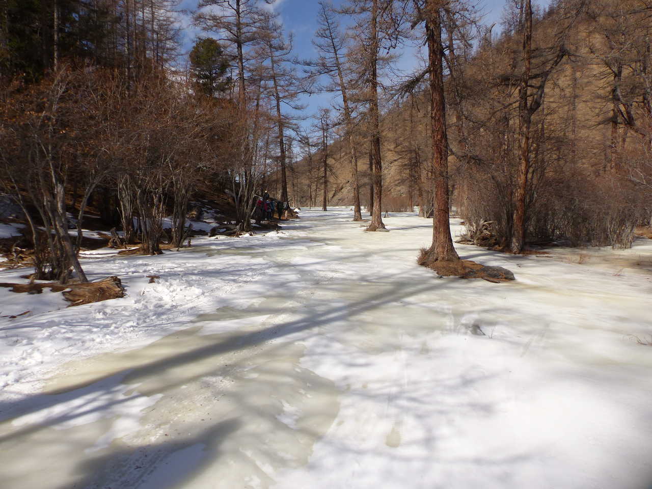 Rivière gelée dans les montagnes du Saridag