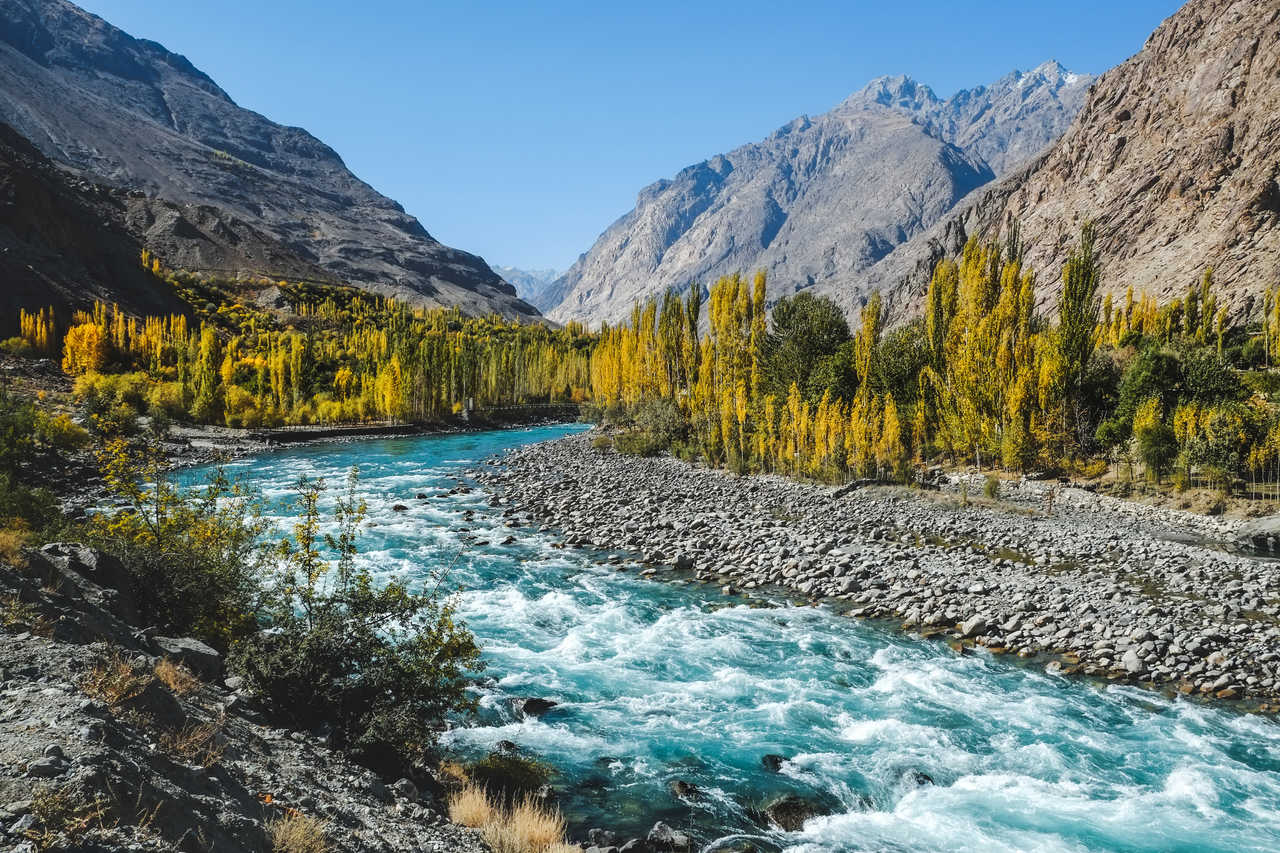 Rivière Gilgit qui traverse Gupis, Baltistan, Pakistan.