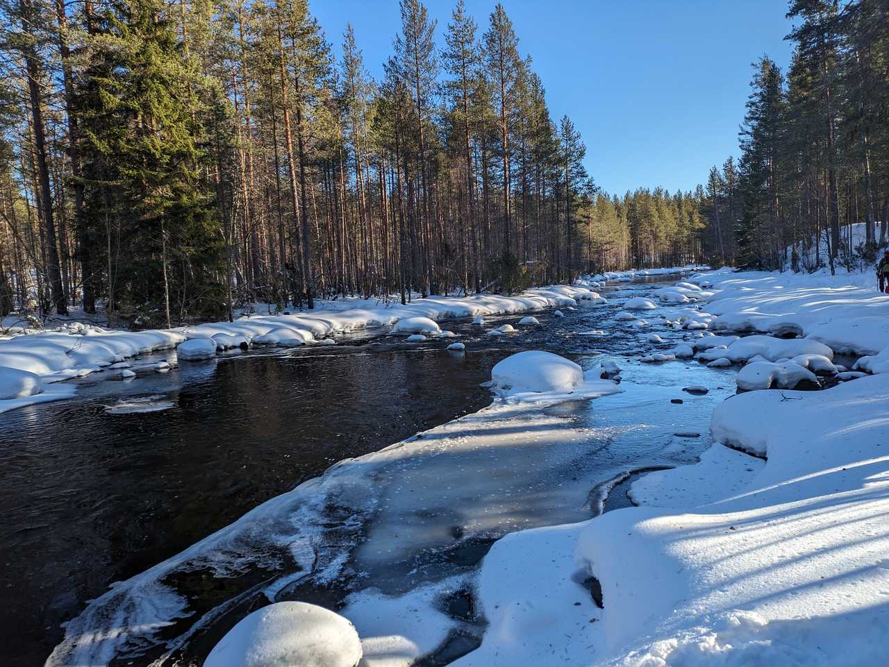 Rivière près de Hossa en raquettes