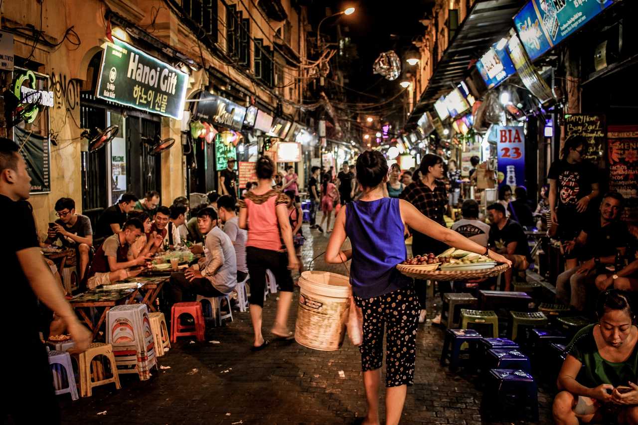 Rue animée le soir à Hanoi au Vietnam