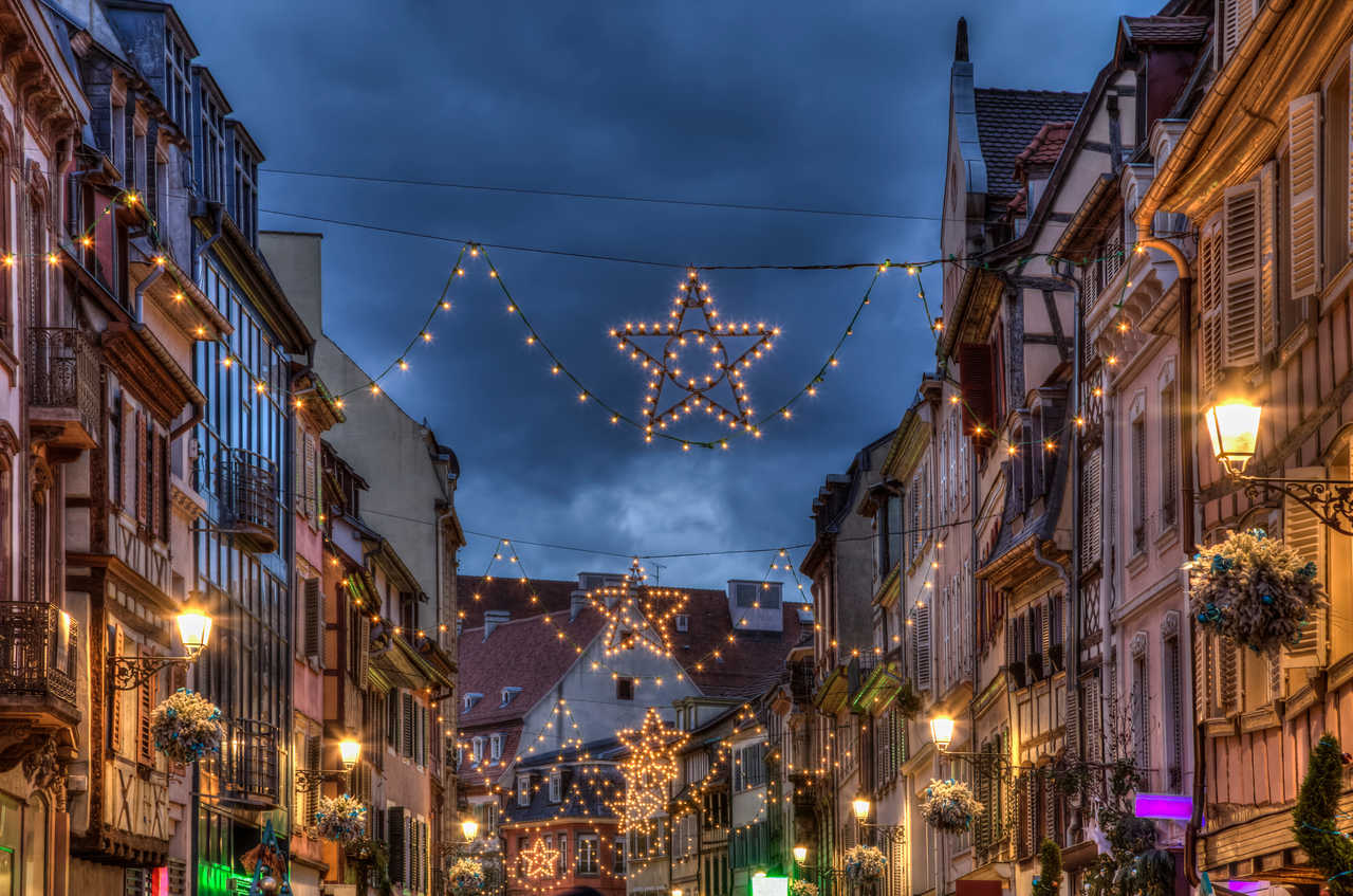 Rue décorée pendant les fêtes de fin d'année, Colmar, France