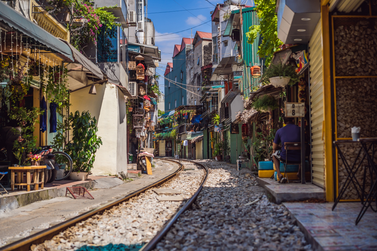 Rue du train à Hanoï, maison ancienne et voie ferrée à Hanoï